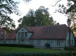 Cesis, houten huis achter kerk