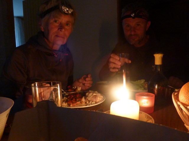 appartementje bij Source de la Loue: eten bij kaarslicht