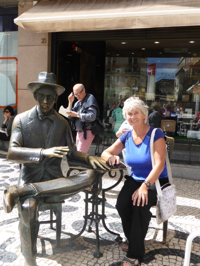 met Pessoa op terras voor cafe Brasileiros bij Praca de Camoes