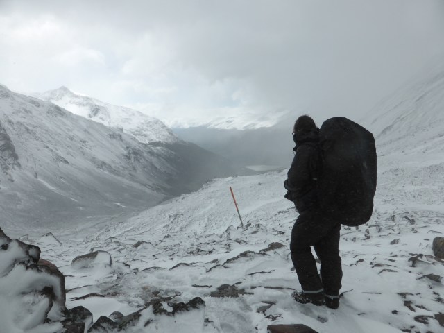 omhoog naar de pas langs de oranje paaltjes
