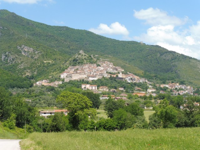 Presenzano ligt prachtig tegen de berg op